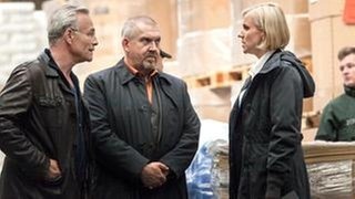 Max Ballauf und Freddy Schenk befragen ihre Kollegin vom Zollkriminalamt: Was wusste Kathrin Brandt über den Exportdeal von Holler und Lessnik? (Foto: WDR / Thomas Kost) Max Ballauf und Freddy Schenk befragen ihre Kollegin vom Zollkriminalamt: Was wusste Kathrin Brandt über den Exportdeal von Holler und Lessnik?