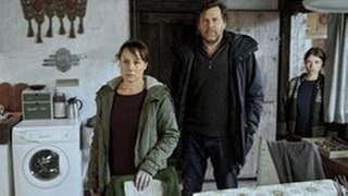 Tobler (Eva Löbau, links), Friedemann Berg (Hans-Jochen Wagner) und Mechthild (Janina Fautz) (Foto: SWR/Benoît Linder) Tobler (Eva Löbau, links), Friedemann Berg (Hans-Jochen Wagner) und Mechthild (Janina Fautz)