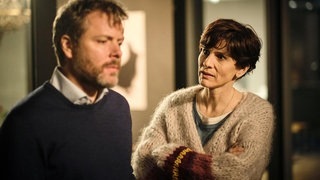 Der bärtige Tatort-Täter redet mit seiner schwangeren Frau im Wohnzimmer