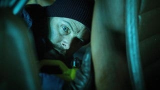 Tatort-Täter schaut nachts grimmig drein