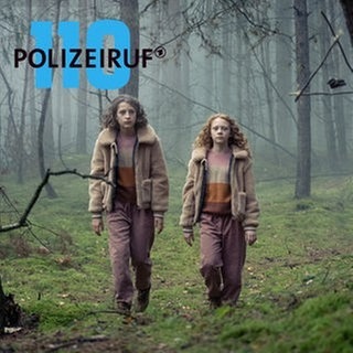 2 Mädchen laufen durch einen Wald