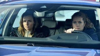 Gorniak und Winkler im Polizeiwagen
