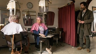 Kommissar mit zwei älteren Frauen im Frisörsalon (Foto: ard-foto s2-intern/extern, WDR / Bavaria Fiction GmbH / Thomas Kost) Kommissar mit zwei älteren Frauen im Frisörsalon