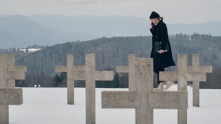 Tatort-Kommissarin Lena Odenthal hält Händchen mit ihrer Tante Niki am Bahnhof (Foto: SWR, Benoît Linder) Tatort-Kommissarin Lena Odenthal hält Händchen mit ihrer Tante Niki am Bahnhof