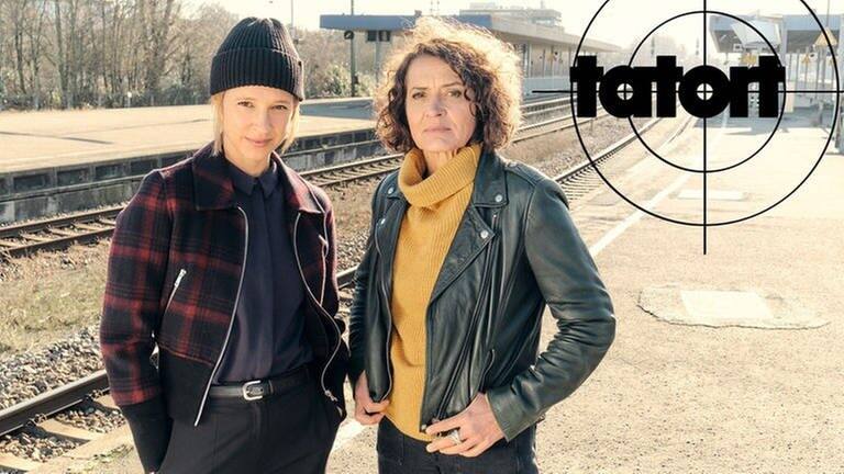 Tatort-Kommissarin Lena Odenthal und Kollegin Johanna Stern stehen auf dem Bahngleis  (Foto: SWR, Benoît Linder)