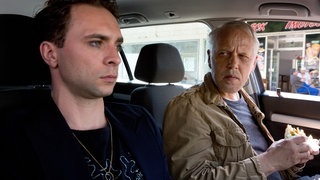 Kommissar Ross im Auto