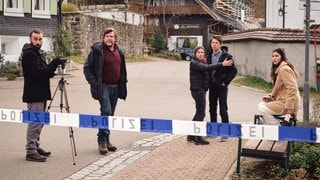 Kommissarin hält Mann zurück (Foto: ard-foto s2-intern/extern, SWR / Benoît Linder) Kommissarin hält Mann zurück