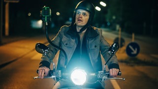 Kalli auf einem Motorrad (Foto: ard-foto s2-intern/extern, BR / Tellux Film GmbH / Hendrik Heiden) Kalli auf einem Motorrad