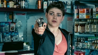 Frau mit Waffe