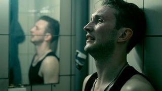 Mike Majewski im Badezimmer