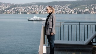 Isabelle Grandjean, die Kommissarin im Tatort aus der Schweiz, am Zürichsee (Foto: ard-foto s2-intern/extern, ARD Degeto / SRF / Sava Hlavacek) Isabelle Grandjean, die Kommissarin im Tatort aus der Schweiz, am Zürichsee