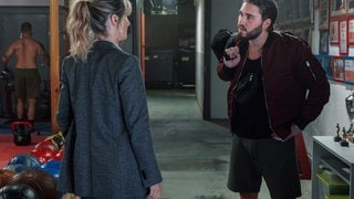 Kommissarin Grandjean vom Tatort aus der Schweiz spricht mit Kerim Berisha (Foto: ard-foto s2-intern/extern, ARD Degeto / SRF / Sava Hlavacek) Kommissarin Grandjean vom Tatort aus der Schweiz spricht mit Kerim Berisha