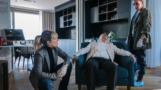 Grandjean und Ott sind die Ermittlerinnen im Tatort aus der Schweiz und knien neben dem Opfer auf dem Sessel (Foto: ard-foto s2-intern/extern, ARD Degeto / SRF / Sava Hlavacek) Grandjean und Ott sind die Ermittlerinnen im Tatort aus der Schweiz und knien neben dem Opfer auf dem Sessel