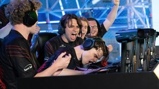 Szene aus dem neuen Tatort München „Game Over“: E-Gamer freuen sich über ihren Sieg. (Foto: ard-foto s2-intern/extern, BR/Bavaria Fiction GmbH / Claudia Milutinov) Szene aus dem neuen Tatort München „Game Over“: E-Gamer freuen sich über ihren Sieg.