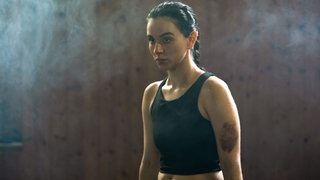 ARD DegetoORFFelix Vratny (Foto: ard-foto s2-intern/extern, Tatort-Kritik Wien „Azra“: Azra ist verletzt und schaut aggressiv ) ARD DegetoORFFelix Vratny