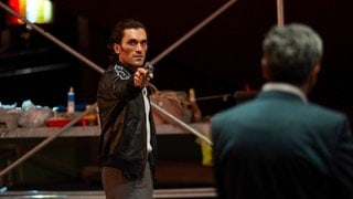 Tatort-Kritik Wien „Azra“: Irakli Datviani richtet eine Waffe auf Beka Datviani (Foto: ard-foto s2-intern/extern, ARD Degeto/ORF/Darryl Oswald) Tatort-Kritik Wien „Azra“: Irakli Datviani richtet eine Waffe auf Beka Datviani