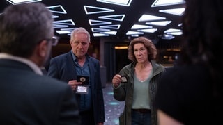 Tatort-Kritik Wien „Azra“: Die Kommissare Bibi Fellner und Moritz Eisner zeigen ihre Ausweise (Foto: ard-foto s2-intern/extern, ARD Degeto/ORF/Felix Vratny) Tatort-Kritik Wien „Azra“: Die Kommissare Bibi Fellner und Moritz Eisner zeigen ihre Ausweise