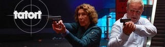 Tatort-Kritik Wien: Die Kommissare Fellner und Eisner richten beide ihre Waffen auf ein Ziel. Szene aus der neuen Tatort-Folge „Azra“.