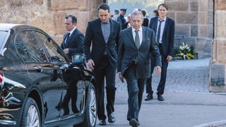 Tatort-Kritik Franken: Christian Hentschel (Johannes Allmayer), Lukas Hentschel (Sebastian Zimmler), Johannes Hentschel (André Jung) und Felix Voss (Fabian Hinrichs) vor der Kirche. (Foto: ard-foto s2-intern/extern, BR/X Filme Creative Pool GmbH/Hendrik Heiden) Tatort-Kritik Franken: Christian Hentschel (Johannes Allmayer), Lukas Hentschel (Sebastian Zimmler), Johannes Hentschel (André Jung) und Felix Voss (Fabian Hinrichs) vor der Kirche.