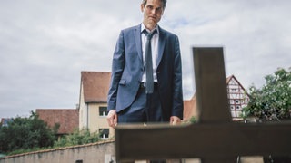 Tatort-Kritik Franken: Felix Voss (Fabian Hinrichs) vor Tonis Grab. (Foto: ard-foto s2-intern/extern, BR/X Filme Creative Pool GmbH/Hendrik Heiden) Tatort-Kritik Franken: Felix Voss (Fabian Hinrichs) vor Tonis Grab.
