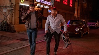 Tatort-Kritik Stuttgart: Kommissar Bootz hält Lannert während er in nur einem Schuh läuft, den anderen hat er in der Hand (Foto: ard-foto s2-intern/extern, SWR / Christain Koch) Tatort-Kritik Stuttgart: Kommissar Bootz hält Lannert während er in nur einem Schuh läuft, den anderen hat er in der Hand