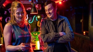 Tatort-Kritik Stuttgart: Eine Frau und ein Mann schauen auf ein Handy in einer Bar (Foto: ard-foto s2-intern/extern, SWR / Christian Koch) Tatort-Kritik Stuttgart: Eine Frau und ein Mann schauen auf ein Handy in einer Bar