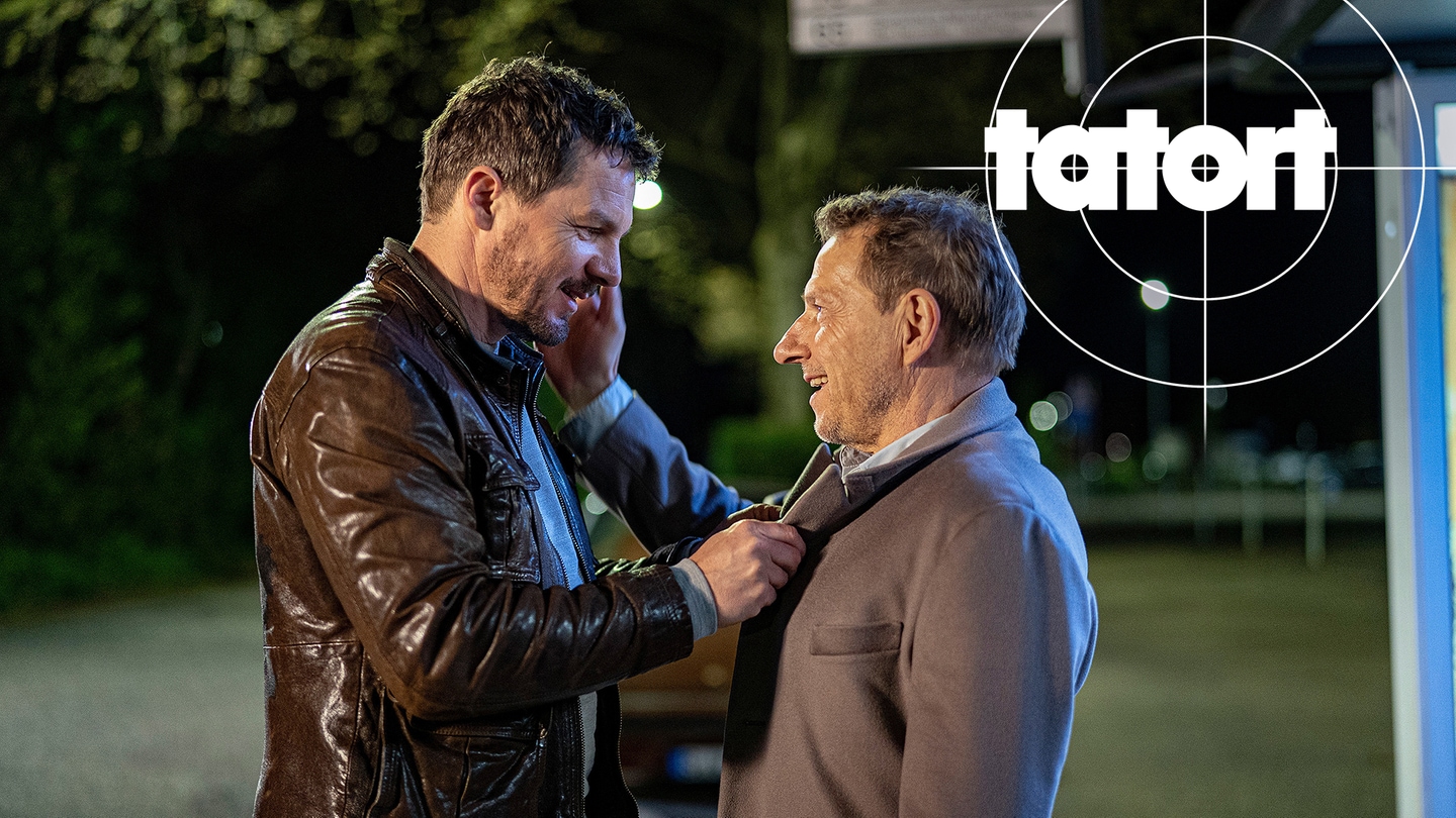 Tatort-Kritik Stuttgart: Die beiden Kommissare lächeln sich an während Bootz Lannert halten muss (Foto: ard-foto s2-intern/extern, SWR / Christian Koch)