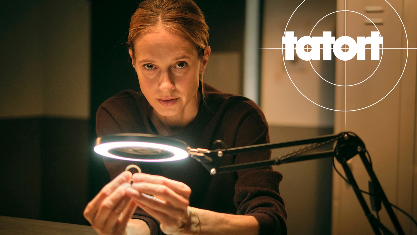 Tatort-Kritik Ludwigshafen „Gold“: Kommissarin Johanna Stern schaut einen Ring im Licht an (Foto: ard-foto s2-intern/extern)