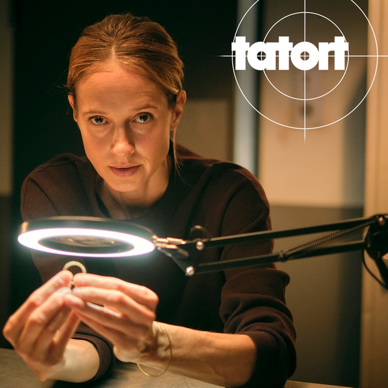 Tatort-Kritik Ludwigshafen „Gold“: Kommissarin Johanna Stern schaut einen Ring im Licht an (Foto: ard-foto s2-intern/extern)