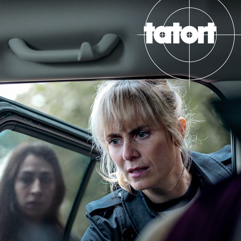 Tatort-Kritik Zürich „Blinder Fleck“: Die Kommissainnen schauen erschreckt in eine Autotür (Foto: ard-foto s2-intern/extern, ARD Degeto / SRF / Sava Hlavacek)