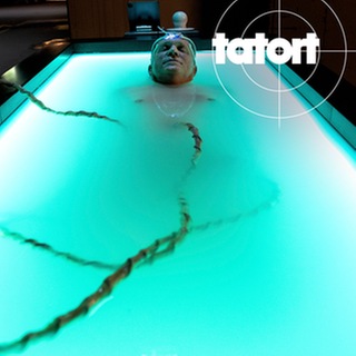 Tatort-Kritik Wiesbaden „Murot und das Paradies“: Felix Murot liegt verkabelt in einer Badewanne mit grün schimmerdem Wasser
