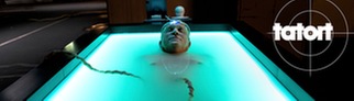Tatort-Kritik Wiesbaden „Murot und das Paradies“: Felix Murot liegt verkabelt in einer Badewanne mit grün schimmerdem Wasser