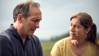 Tatort „Vergebung“ Stuttgart: Daniel Vogt und seine Freundin Sandra sitzen weinend nebeneinander (Foto: ard-foto s2-intern/extern, SWR / Benoît Linder) Tatort „Vergebung“ Stuttgart: Daniel Vogt und seine Freundin Sandra sitzen weinend nebeneinander