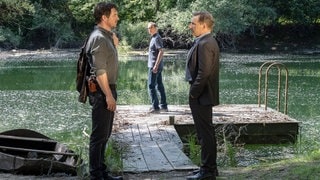 Tatort „Vergebung“ Stuttgart: Lannert und Bootz stehen sich am Neckarufer gegenüber. Vorne an einem Steg steht Gerichtsmediziner Vogt. (Foto: ard-foto s2-intern/extern, SWR / Patricia Neligan) Tatort „Vergebung“ Stuttgart: Lannert und Bootz stehen sich am Neckarufer gegenüber. Vorne an einem Steg steht Gerichtsmediziner Vogt.