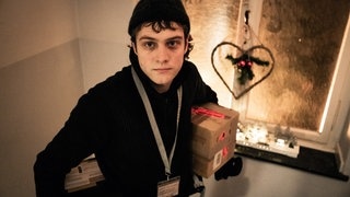 Tatort-Kritik aus Köln „Des anderen Last“: Ein Paketbote in einem Treppenhaus