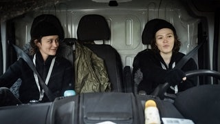 Tatort-Kritik aus Köln „Des anderen Last“: Kommissarin Natalie Förster auf dem Beifahrersitz eines Lieferwagens. Auf dem Fahrersitz eine andere Frau.