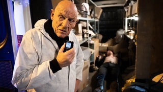 Tatort-Kritik aus Köln „Des anderen Last“: Der Rechtsmediziner am Kofferraum eines Lieferwagens. Im Lieferwagen liegt eine Leiche.