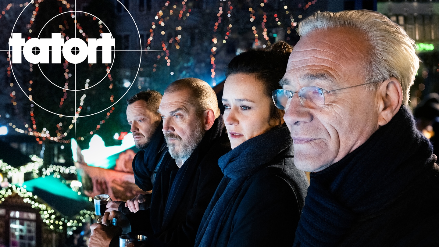 Tatort-Kritik aus Köln „Des anderen Last“: Alle Kommissare stehen nebeinander auf einem Weihnachtsmarkt. (Foto: ard-foto s2-intern/extern, WDR / Bavaria Fiction GmbH / Martin Valentin Menke)