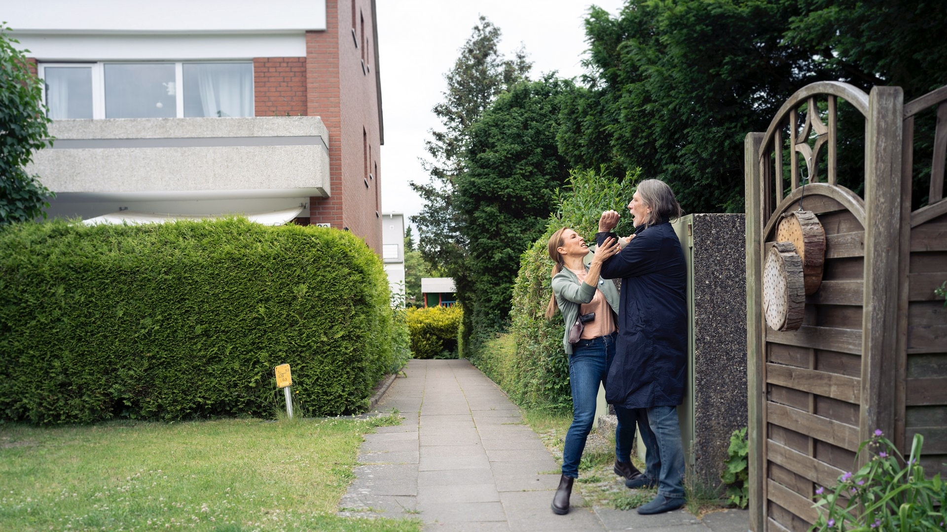 Polizeiruf-Kritik Rostock „Nur Gespenster“: Handgreiflicher Streit in einem Vorgarten zwischen König und Wernecke (Foto: ard-foto s2-intern/extern, NDR / Christine Schroeder)