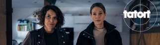 Tatort Ludwigshafen „Avatar“: Zwei Frauen stehen in einem düsteren Büro. Lena Odenthal (Ulrike Folkerts) und Johanna Stern (Lisa Bitter) vermuten, dass bei ihrem aktuellen Fall eine Zeugin die Tat beobachtet hat.