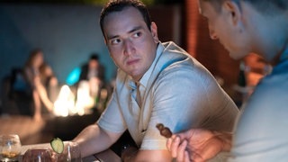 Tatort-Kritik Köln „Pyramide“: André Stamm in einem ernsten Gespräch in einer Bar (Foto: ard-foto s2-intern/extern, WDR / Bavaria Fiction GmbH / Thomas Kost) Tatort-Kritik Köln „Pyramide“: André Stamm in einem ernsten Gespräch in einer Bar