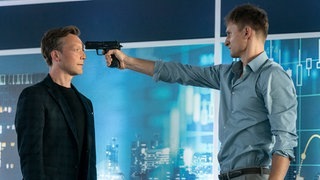 Tatort-Kritik Köln „Pyramide“: Der Topseller hält seinem Chef eine Waffe an den Kopf (Foto: ard-foto s2-intern/extern, WDR / Bavaria Fiction GmbH / Thomas Kost) Tatort-Kritik Köln „Pyramide“: Der Topseller hält seinem Chef eine Waffe an den Kopf
