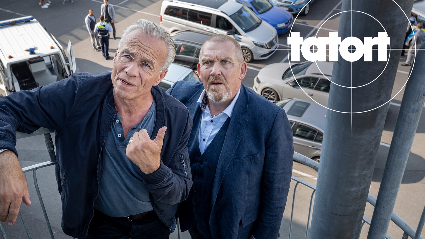 Tatort-Kritik Köln „Pyramide“: Die beiden Kommissare stehen auf einer Feuertreppe während Ballauf auf Schenk zeigt (Foto: ard-foto s2-intern/extern, WDR / Bavaria Fiction GmbH / Thoma Kost)