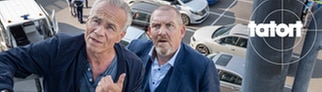 Tatort-Kritik Köln „Pyramide“: Die beiden Kommissare stehen auf einer Feuertreppe während Ballauf auf Schenk zeigt