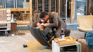 Tatort-Kritik Saarbrücken „Der Fluch des Geldes“: Leo Hölzer auf einem Stuhl während ein Mann ihn angreift 