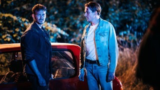 Tatort-Kritik Saarbrücken „Der Fluch des Geldes“: Die beiden Kommissare vor dem Unfallwagen