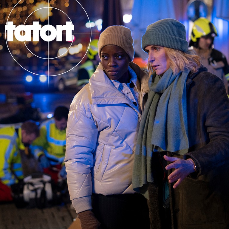 Tatort-Kritik Göttingen „Geisterfahrt“: Die beiden Kommissarinnen am Unfallort. Im Hintergrund Rettungskräfte. (Foto: ard-foto s2-intern/extern, NDR / Christine Schröder)