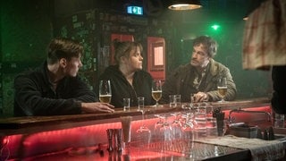 Tatort-Kritik Dortmund „Cash“: Die drei Kommissare in einer Kneipe beim Feierabendbier (Foto: ard-foto s2-intern/extern, WDR / Bavaria Fiction GmbH / Thomas Kost) Tatort-Kritik Dortmund „Cash“: Die drei Kommissare in einer Kneipe beim Feierabendbier