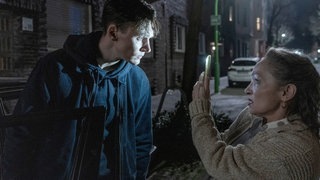 Tatort-Kritik Dortmund „Cash“: Pawlaks Schwiegermutter filmt ihm bei Nacht mit dem Handy ins Gesicht (Foto: ard-foto s2-intern/extern, WDR / Bavaria Fiction GmbH / Thomas Kost) Tatort-Kritik Dortmund „Cash“: Pawlaks Schwiegermutter filmt ihm bei Nacht mit dem Handy ins Gesicht