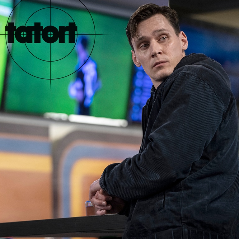 Tatort-Kritik Dortmund „Cash“: Pawlak vor den Bildschirmen eines Wettbüros (Foto: ard-foto s2-intern/extern, WDR / Bavaria Fiction GmbH / Thomas Kost)